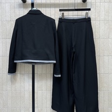 LW家 26秋冬新款 假两件撞色边套装 翻领短款外套+高腰长裤 单排扣设计简约大方 口袋精致logo点缀 下摆与袖口暗藏 LW家 26秋冬新款 假两件撞色边套装 翻领短款外套+高腰长裤 单排扣设计简约大方 口袋精致logo点缀 下摆与袖口暗藏