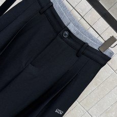 LW家 26秋冬新款 假两件撞色边套装 翻领短款外套+高腰长裤 单排扣设计简约大方 口袋精致logo点缀 下摆与袖口暗藏 LW家 26秋冬新款 假两件撞色边套装 翻领短款外套+高腰长裤 单排扣设计简约大方 口袋精致logo点缀 下摆与袖口暗藏
