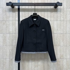 LW家 26秋冬新款 假两件撞色边套装 翻领短款外套+高腰长裤 单排扣设计简约大方 口袋精致logo点缀 下摆与袖口暗藏 LW家 26秋冬新款 假两件撞色边套装 翻领短款外套+高腰长裤 单排扣设计简约大方 口袋精致logo点缀 下摆与袖口暗藏