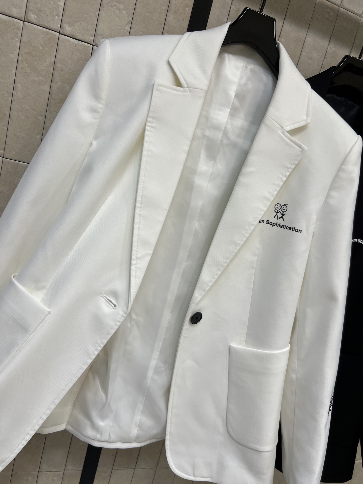 26秋冬新款 单扣西装外套 简约平驳领单扣西装版型 利落大气 胸口与袖口精致logo点缀 低调增添设计感 大贴袋设计随性