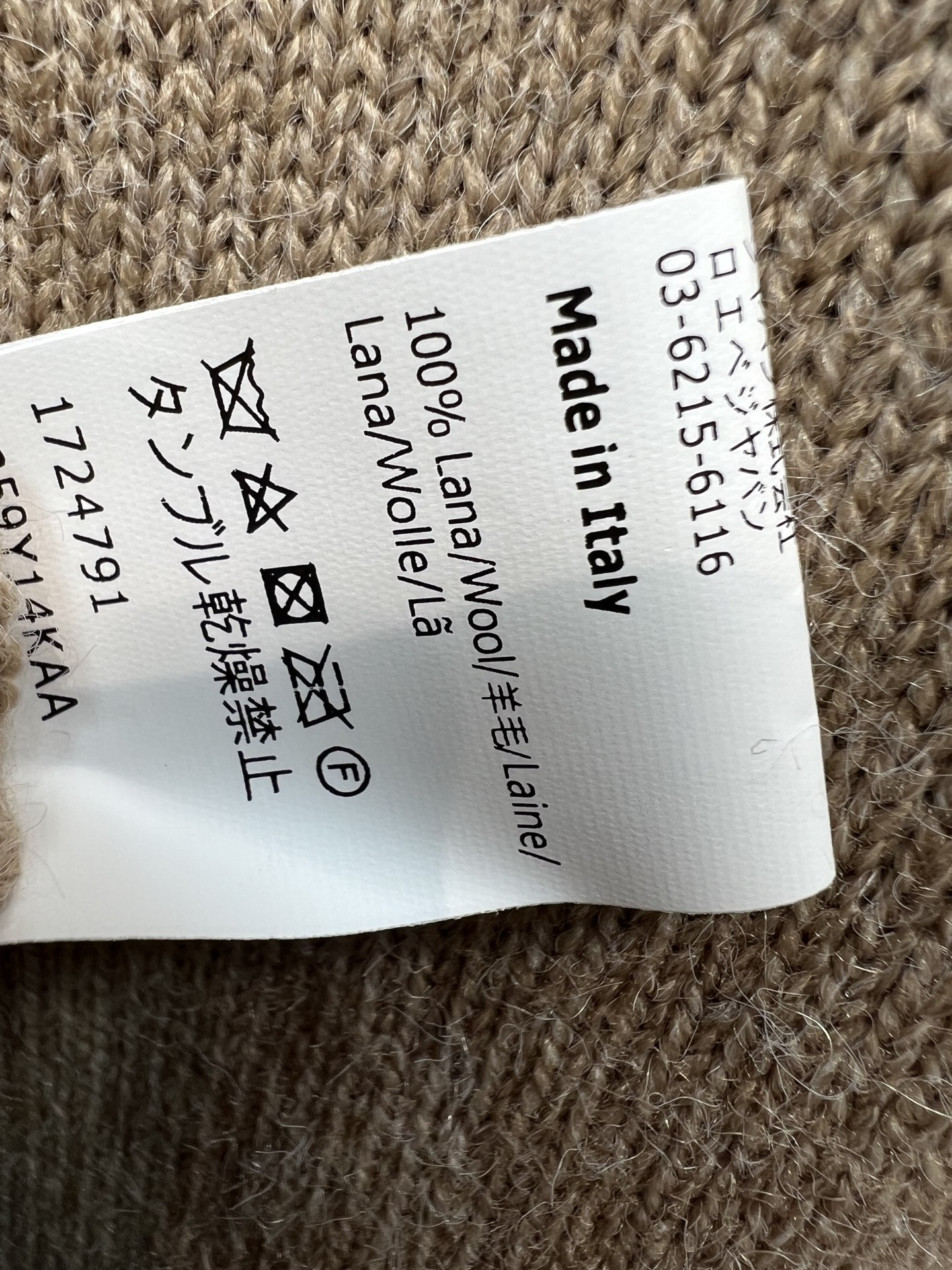LW家 26秋冬新款 假两件针织开衫 羊毛针织面料 手感细腻亲肤 衣身叠加撞色拼接长袖 层次感十足 圆领单排扣版型 胸口
