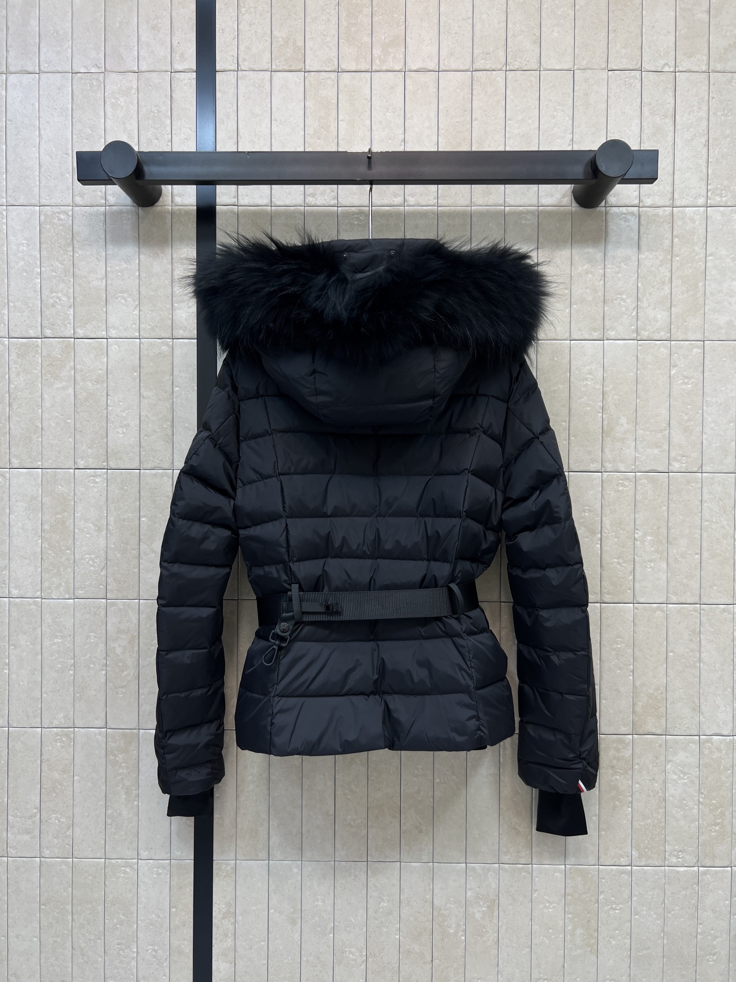 MO家 26秋冬新款 收腰毛领滑雪羽绒服 可拆卸毛领设计 棉质面料 90白鹅绒填充饱满 保暖抗寒 搭配同色系腰带收腰 勾