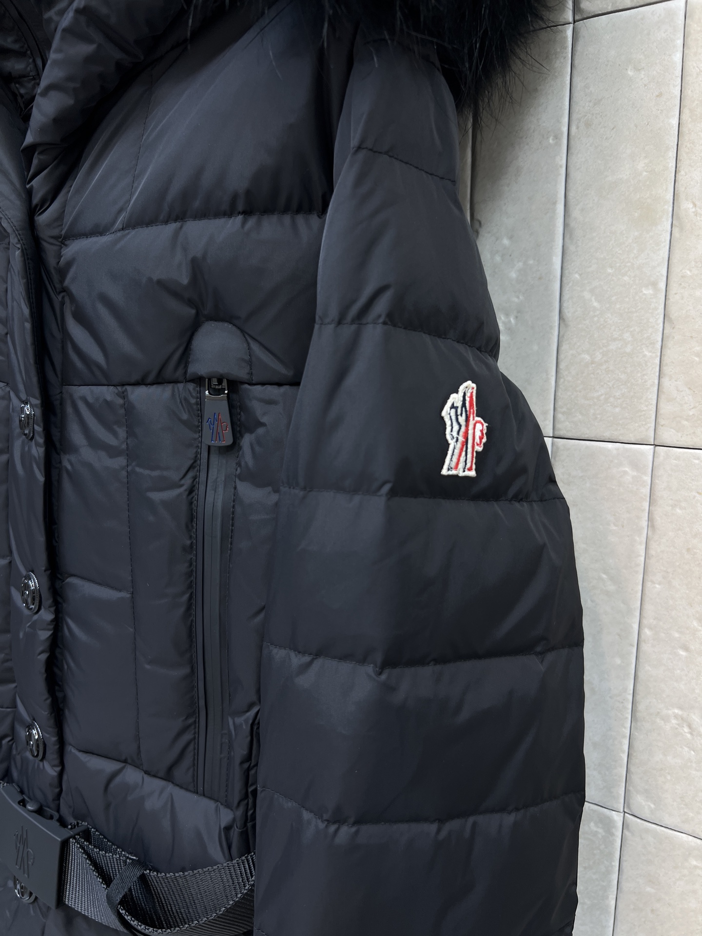MO家 26秋冬新款 收腰毛领滑雪羽绒服 可拆卸毛领设计 棉质面料 90白鹅绒填充饱满 保暖抗寒 搭配同色系腰带收腰 勾