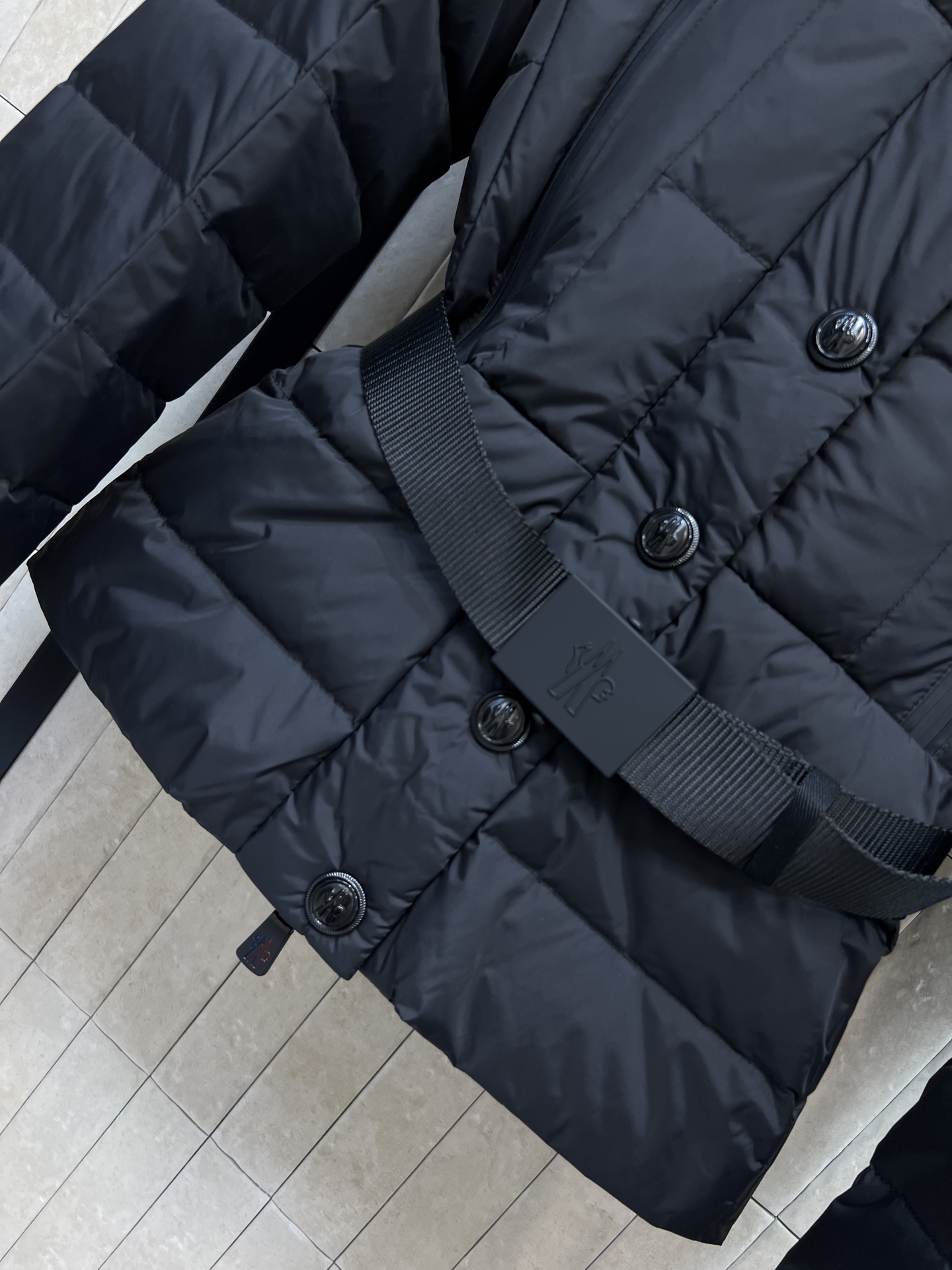MO家 26秋冬新款 收腰毛领滑雪羽绒服 可拆卸毛领设计 棉质面料 90白鹅绒填充饱满 保暖抗寒 搭配同色系腰带收腰 勾