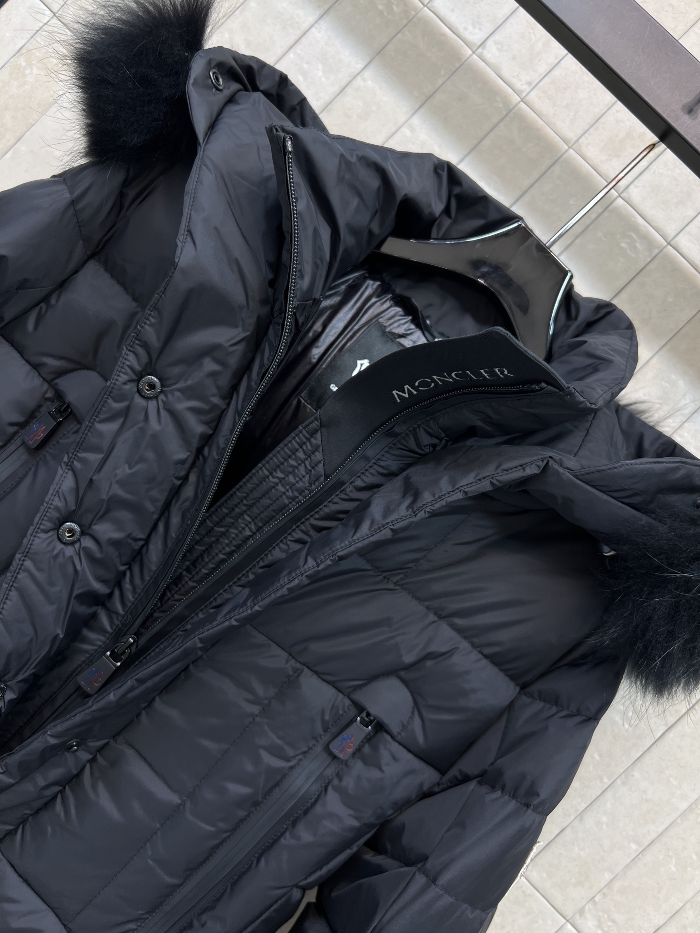 MO家 26秋冬新款 收腰毛领滑雪羽绒服 可拆卸毛领设计 棉质面料 90白鹅绒填充饱满 保暖抗寒 搭配同色系腰带收腰 勾