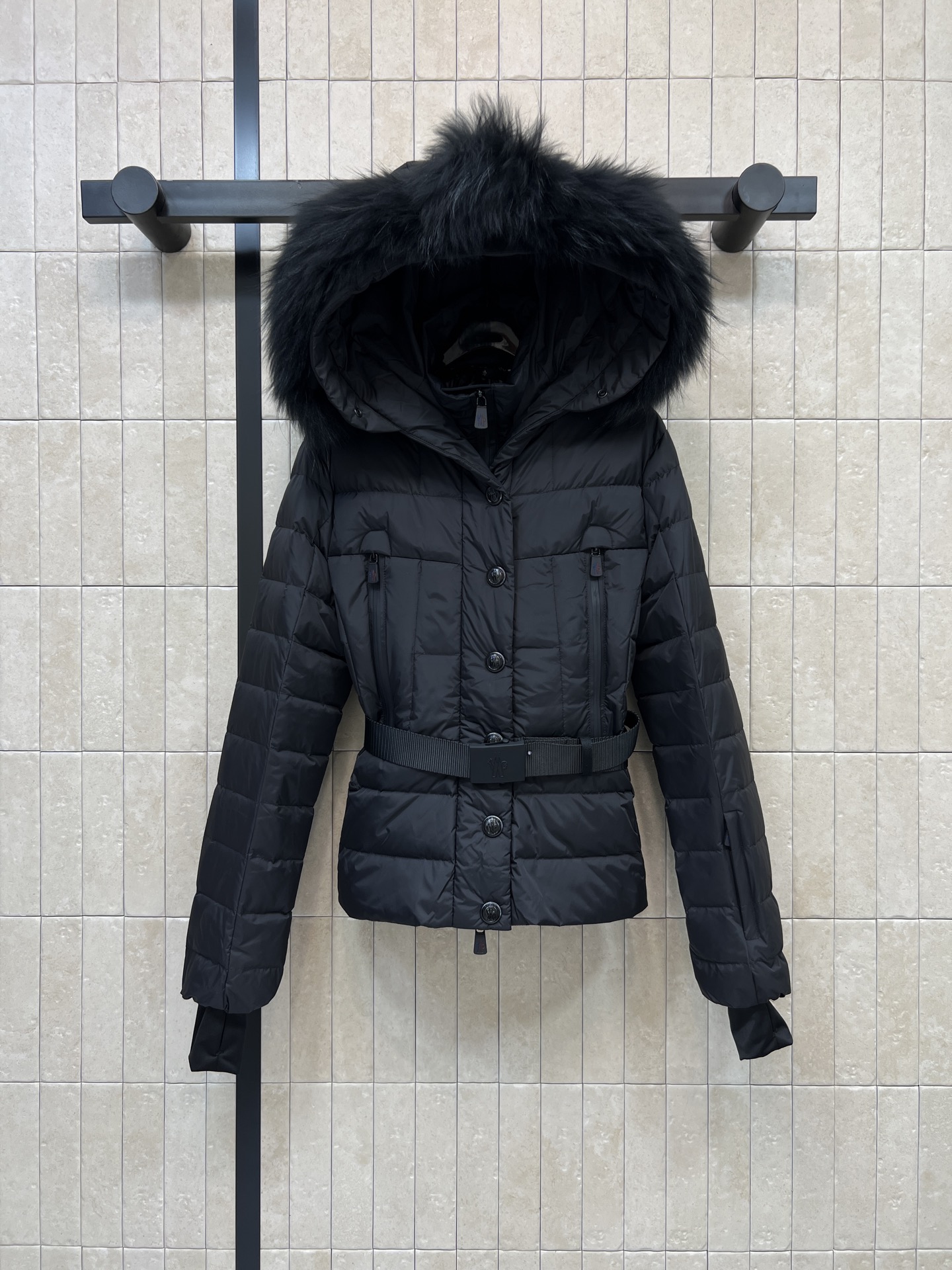 MO家 26秋冬新款 收腰毛领滑雪羽绒服 可拆卸毛领设计 棉质面料 90白鹅绒填充饱满 保暖抗寒 搭配同色系腰带收腰 勾