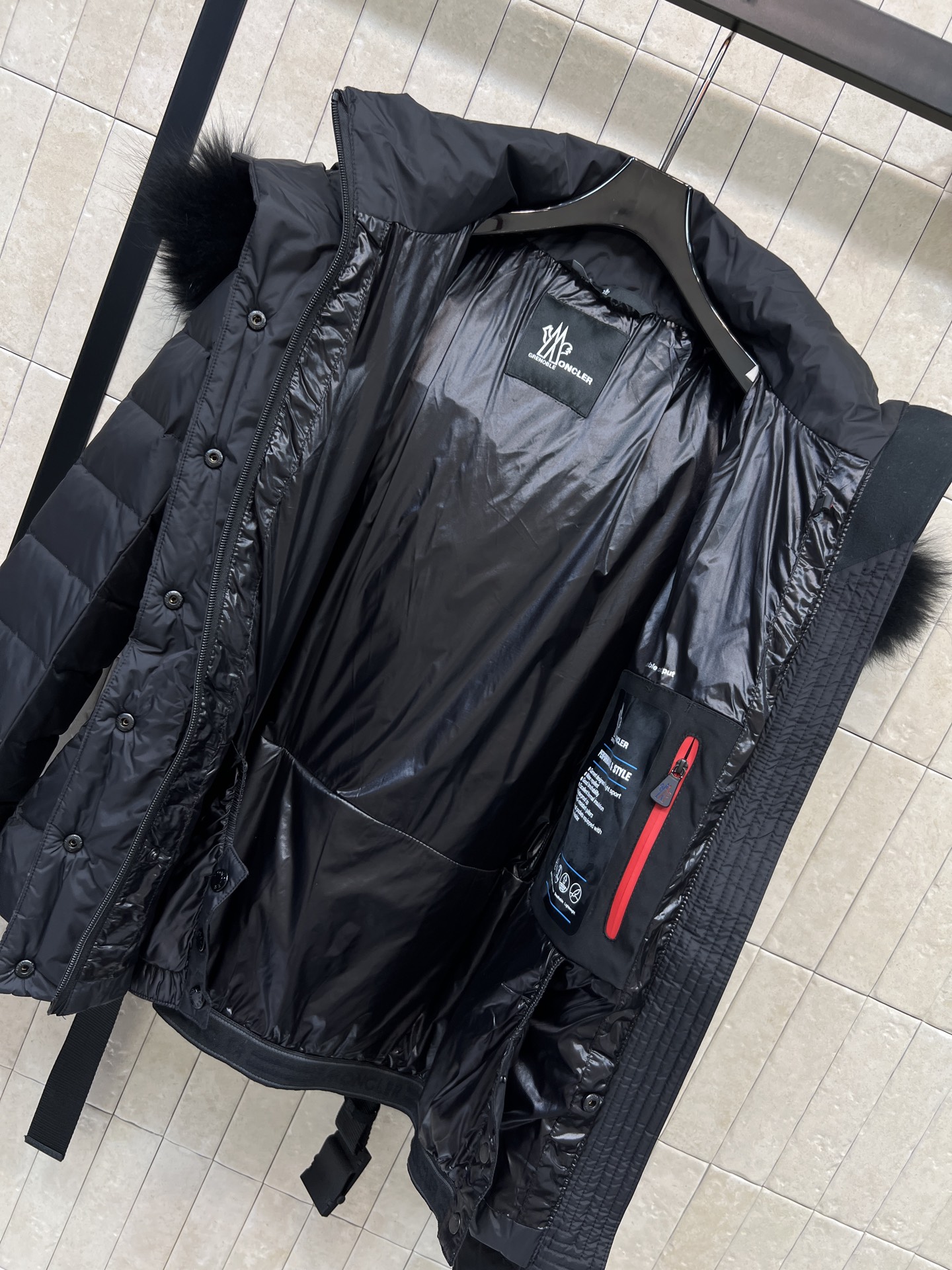 MO家 26秋冬新款 收腰毛领滑雪羽绒服 可拆卸毛领设计 棉质面料 90白鹅绒填充饱满 保暖抗寒 搭配同色系腰带收腰 勾