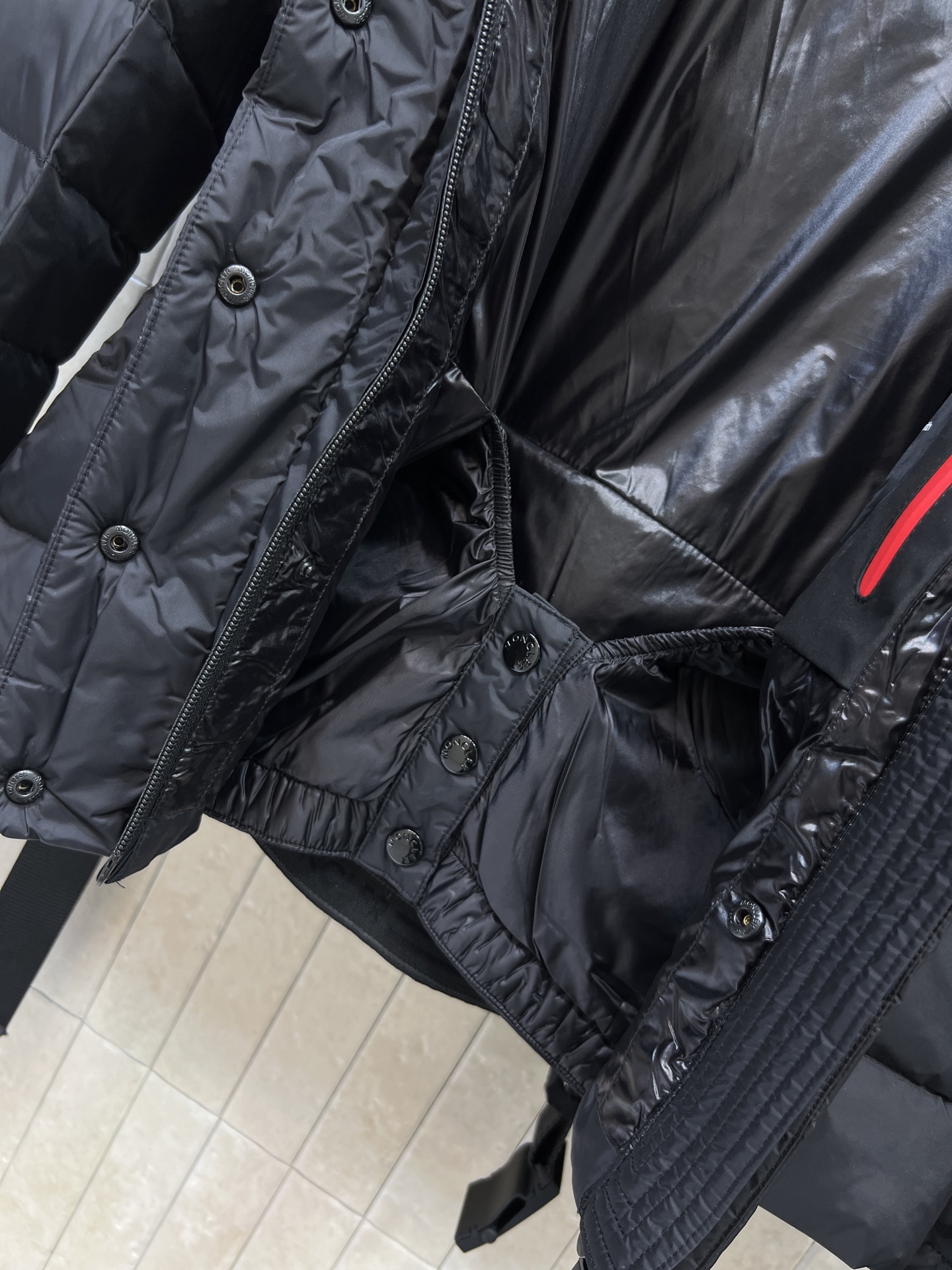 MO家 26秋冬新款 收腰毛领滑雪羽绒服 可拆卸毛领设计 棉质面料 90白鹅绒填充饱满 保暖抗寒 搭配同色系腰带收腰 勾