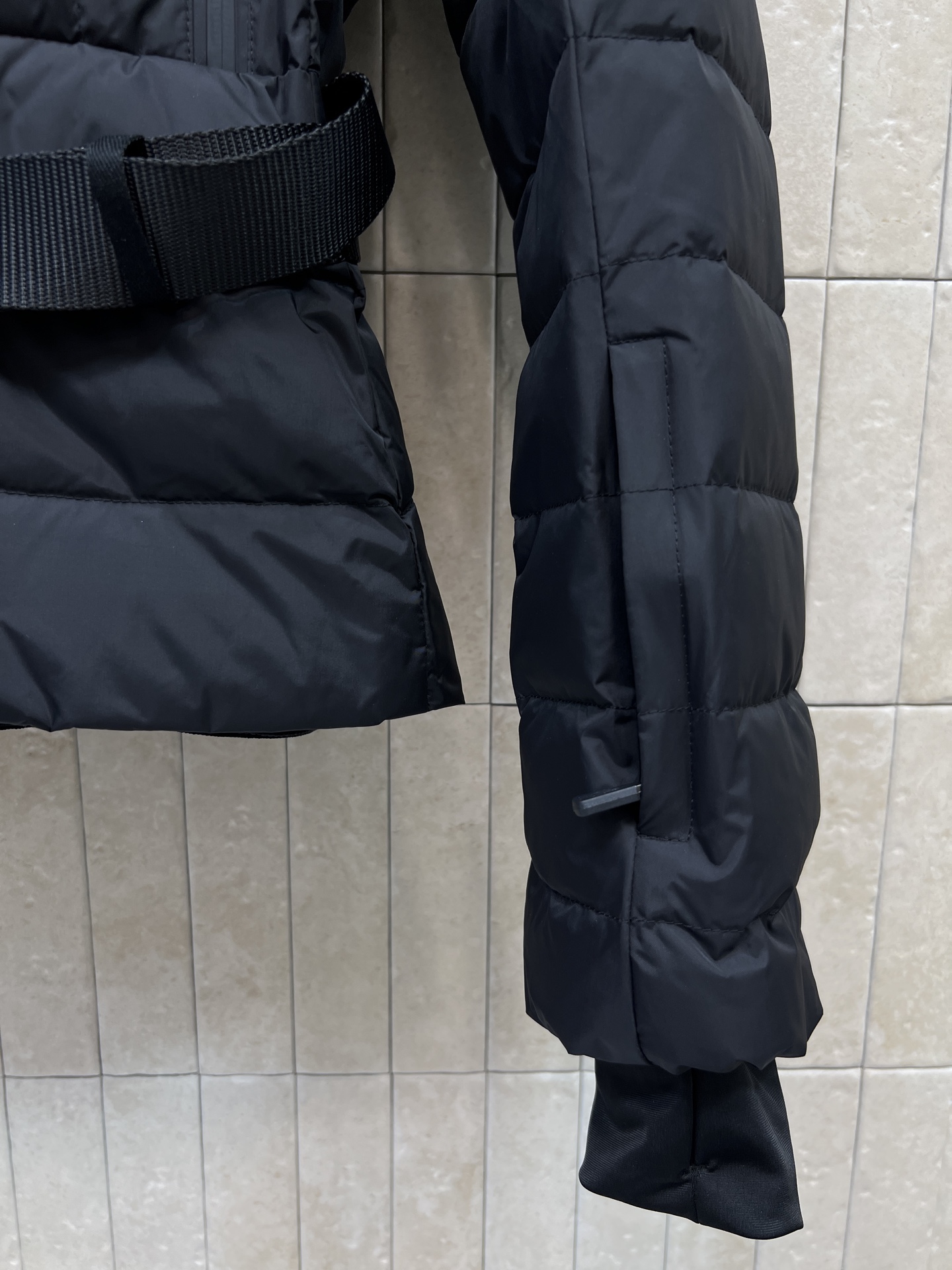 MO家 26秋冬新款 收腰毛领滑雪羽绒服 可拆卸毛领设计 棉质面料 90白鹅绒填充饱满 保暖抗寒 搭配同色系腰带收腰 勾