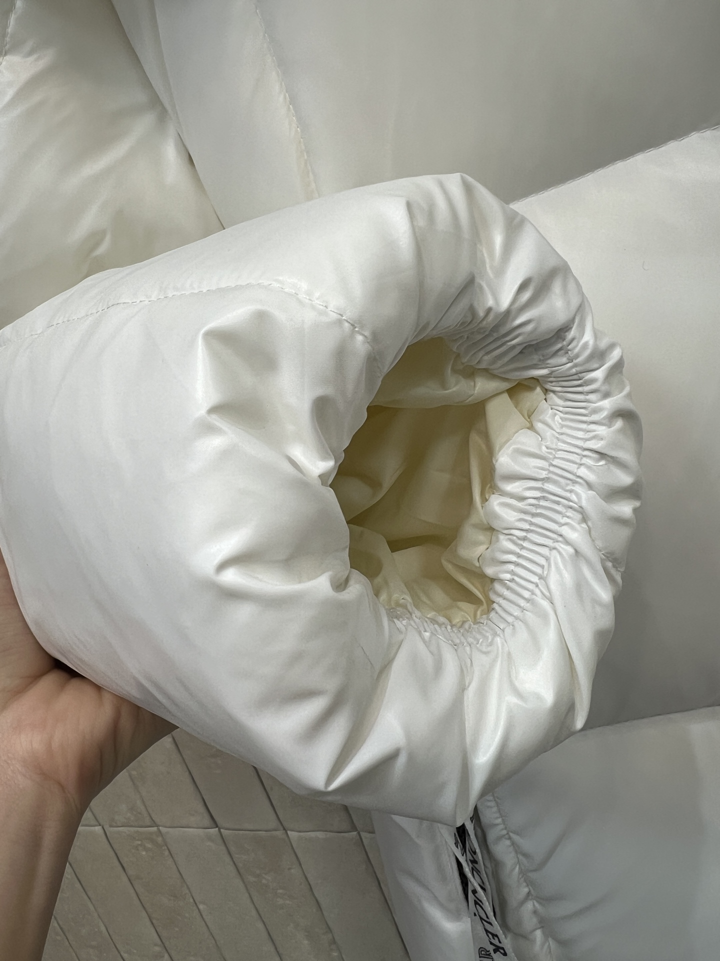 MO家 26秋冬新款 连帽立领面包羽绒服 立领搭配可拆卸帽子 一衣两穿灵活切换 防风保暖 尼龙面料 90羽绒填充饱满蓬松