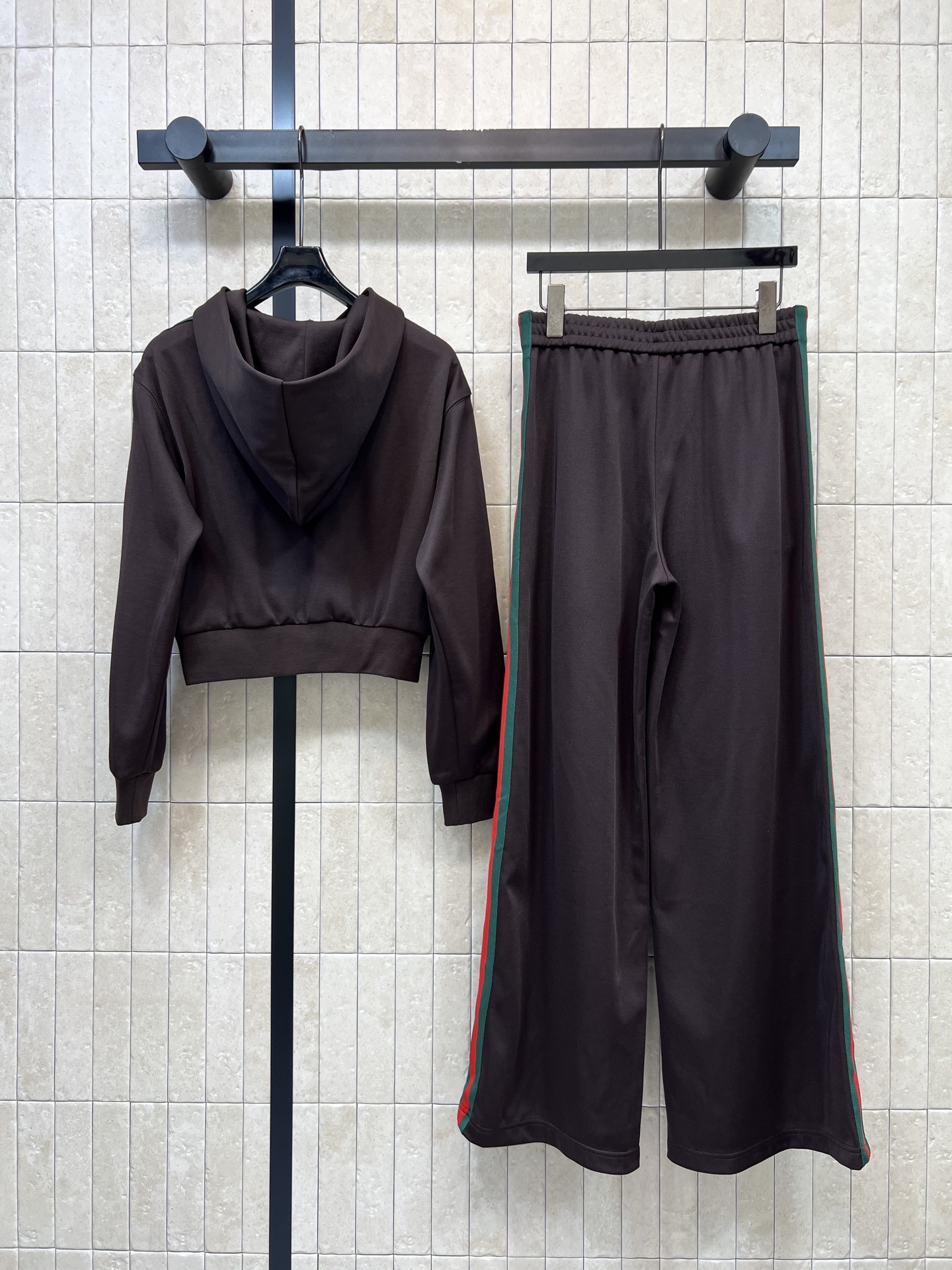 G家 26秋冬新款 黑色织带撞色连帽休闲套装 连帽短款拉链外套+松紧腰长裤 侧边红绿撞色织带点缀 辨识度十足 松紧腰头不