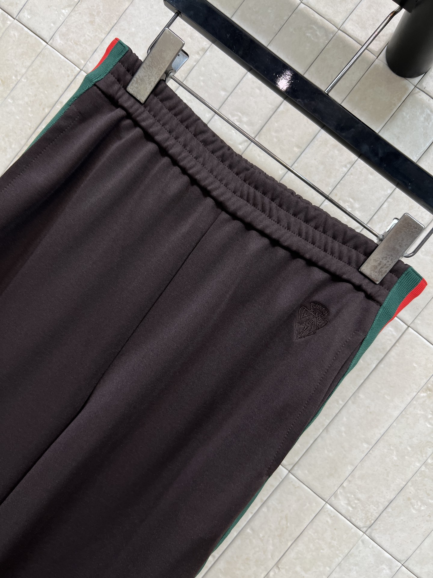 G家 26秋冬新款 黑色织带撞色连帽休闲套装 连帽短款拉链外套+松紧腰长裤 侧边红绿撞色织带点缀 辨识度十足 松紧腰头不