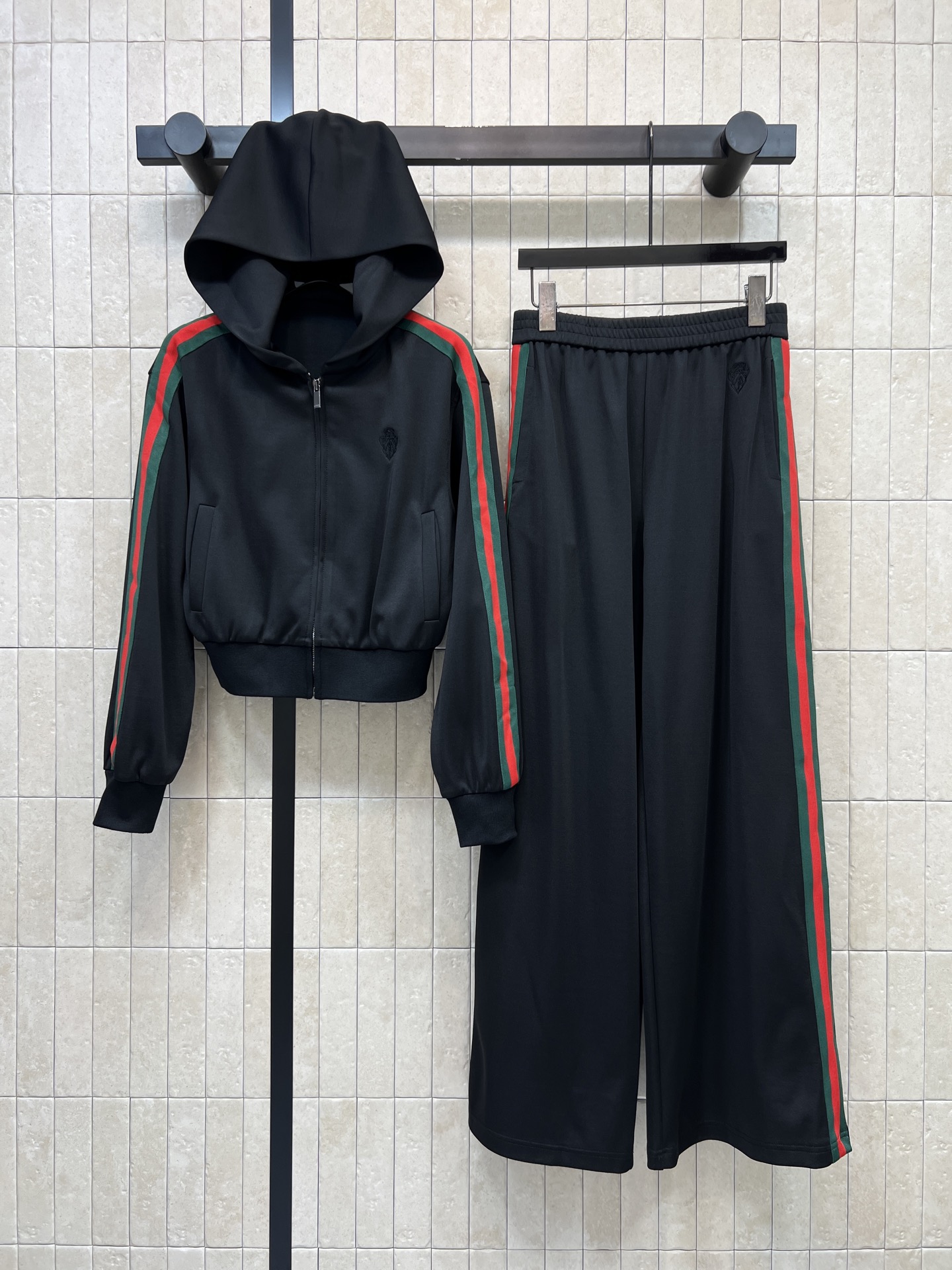 G家 26秋冬新款 深棕撞色织带连帽套装 连帽短款拉链外套+松紧腰长裤 侧边红绿织带贯穿衣身 经典吸睛 上衣利落收腰版型