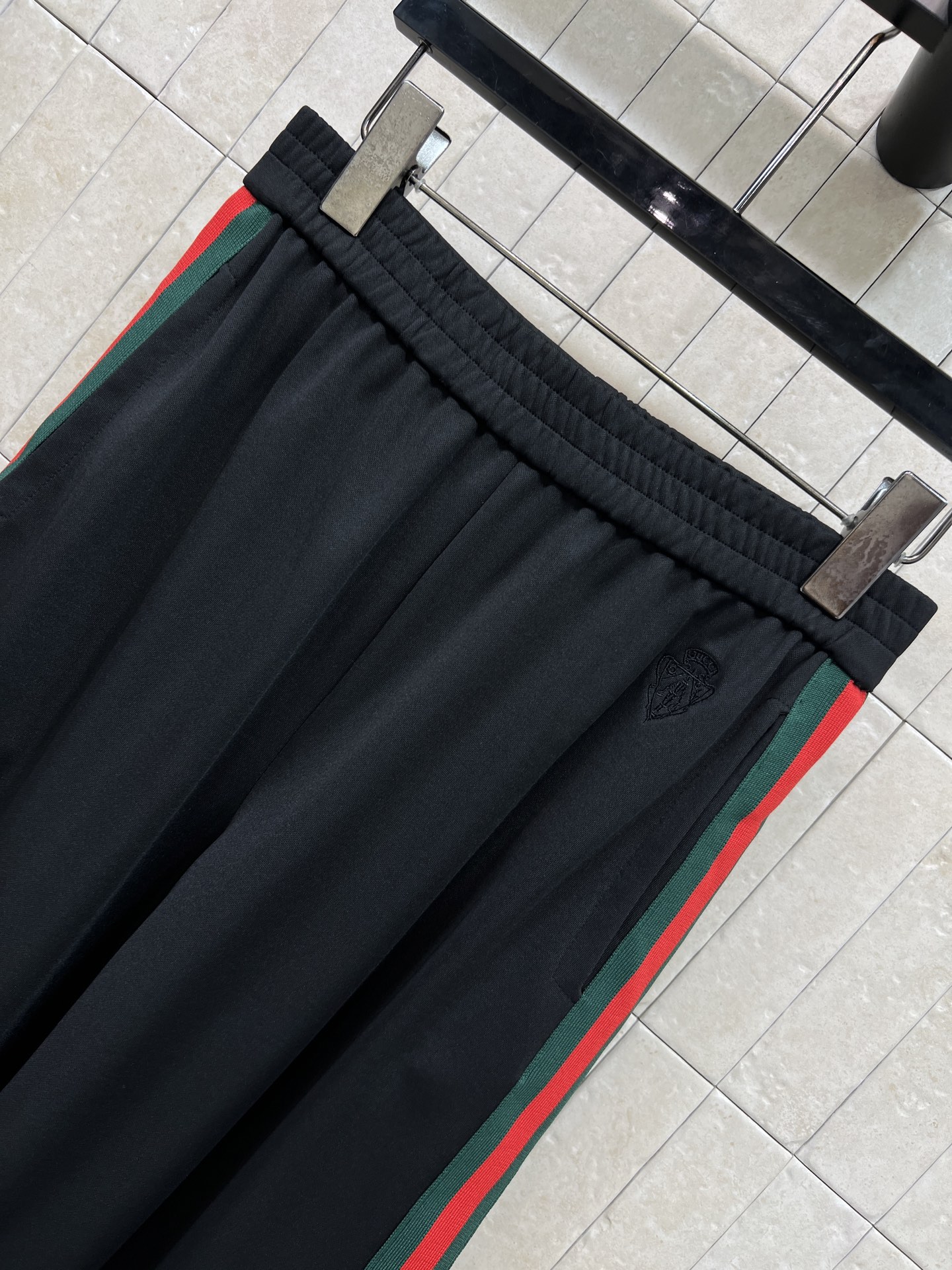 G家 26秋冬新款 深棕撞色织带连帽套装 连帽短款拉链外套+松紧腰长裤 侧边红绿织带贯穿衣身 经典吸睛 上衣利落收腰版型