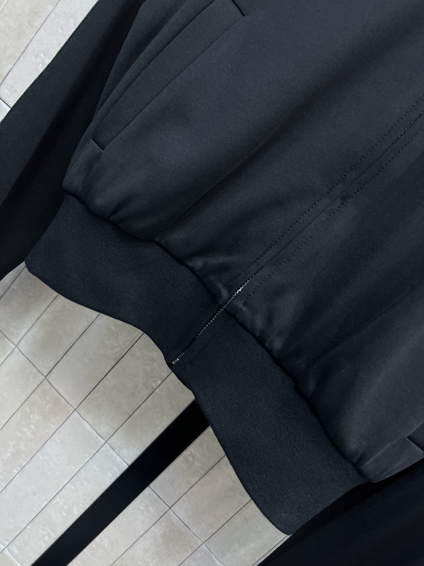G家 26秋冬新款 深棕撞色织带连帽套装 连帽短款拉链外套+松紧腰长裤 侧边红绿织带贯穿衣身 经典吸睛 上衣利落收腰版型