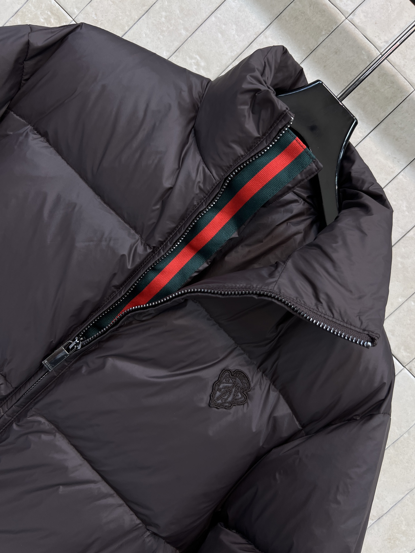 G家 26秋冬新款 立领短款面包羽绒服 简约立领设计 方块分格90羽绒填充饱满蓬松 锁绒均匀不易跑绒 胸口精致logo点
