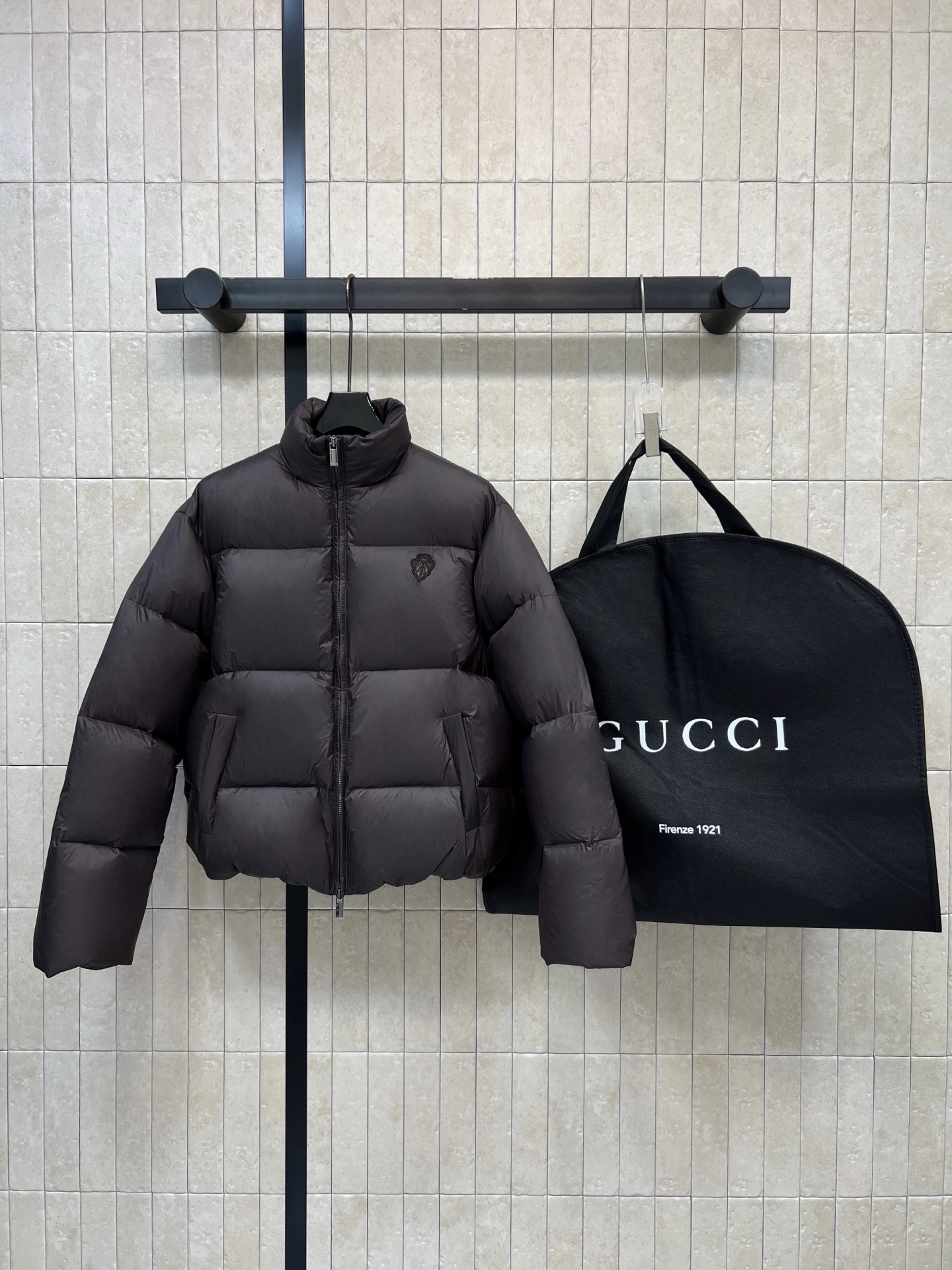 G家 26秋冬新款 立领短款面包羽绒服 简约立领设计 方块分格90羽绒填充饱满蓬松 锁绒均匀不易跑绒 胸口精致logo点