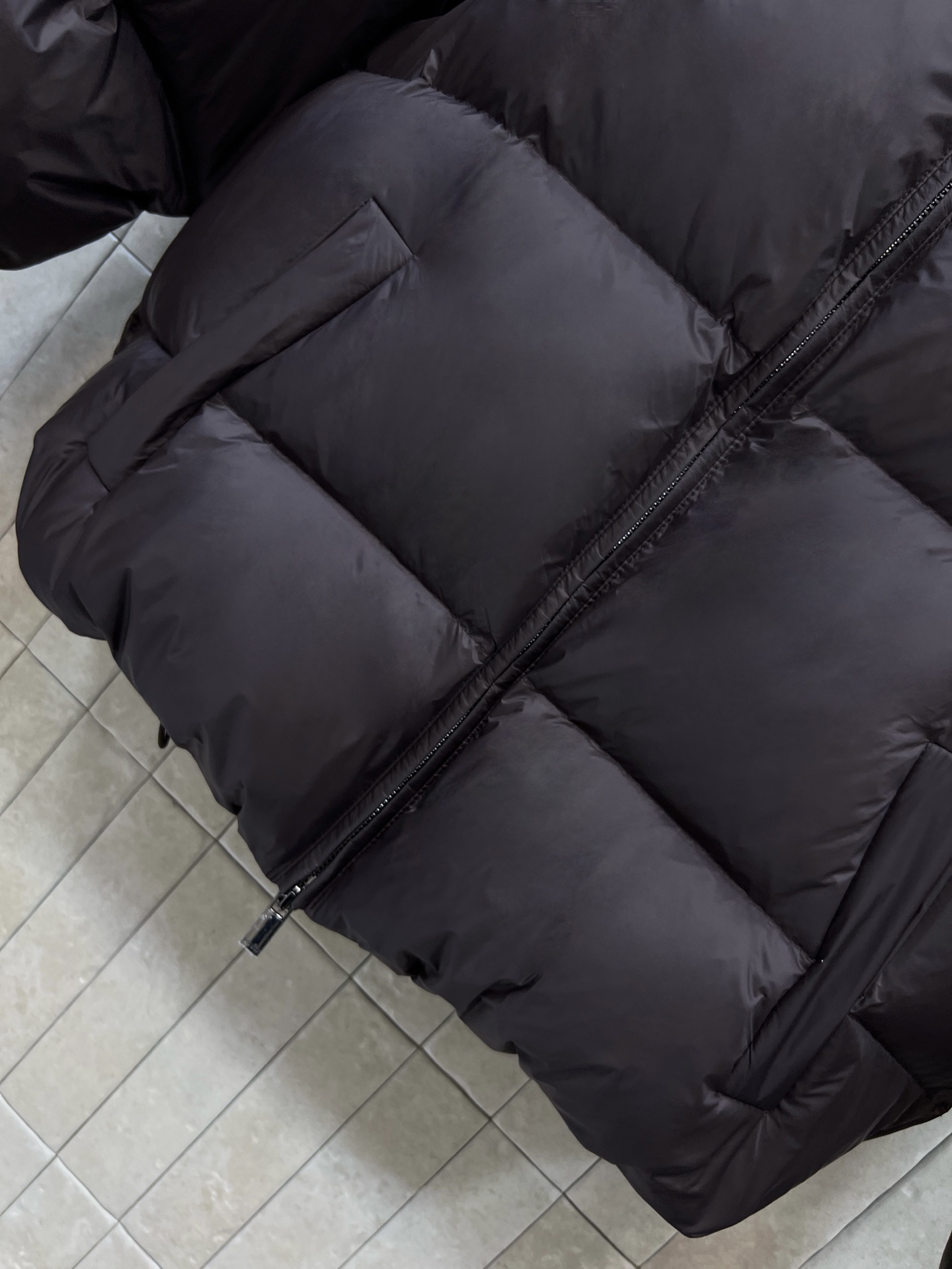 G家 26秋冬新款 立领短款面包羽绒服 简约立领设计 方块分格90羽绒填充饱满蓬松 锁绒均匀不易跑绒 胸口精致logo点