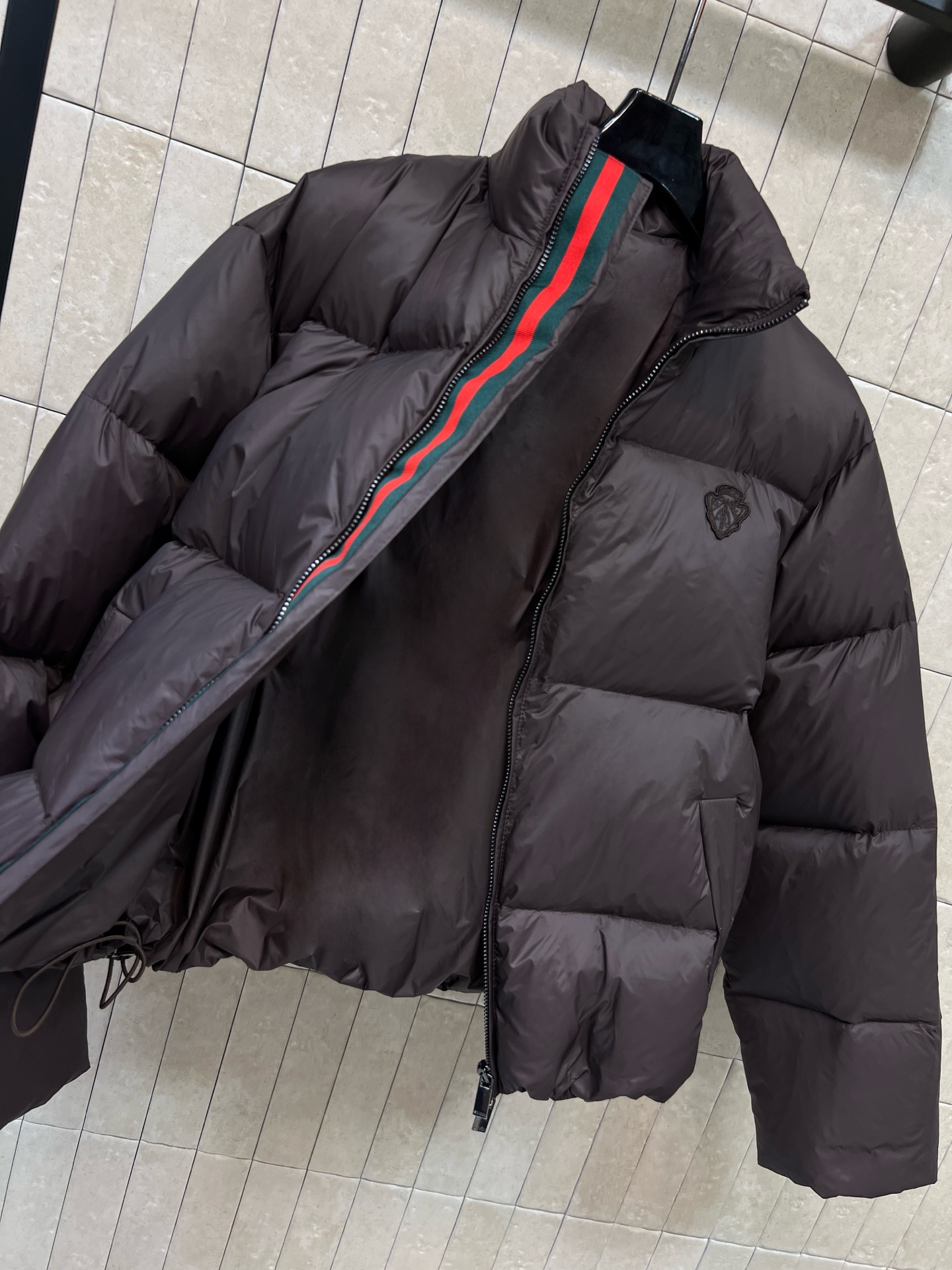 G家 26秋冬新款 立领短款面包羽绒服 简约立领设计 方块分格90羽绒填充饱满蓬松 锁绒均匀不易跑绒 胸口精致logo点