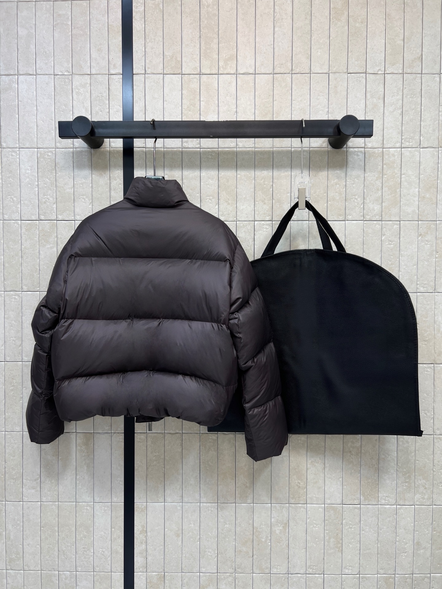 G家 26秋冬新款 立领短款面包羽绒服 简约立领设计 方块分格90羽绒填充饱满蓬松 锁绒均匀不易跑绒 胸口精致logo点