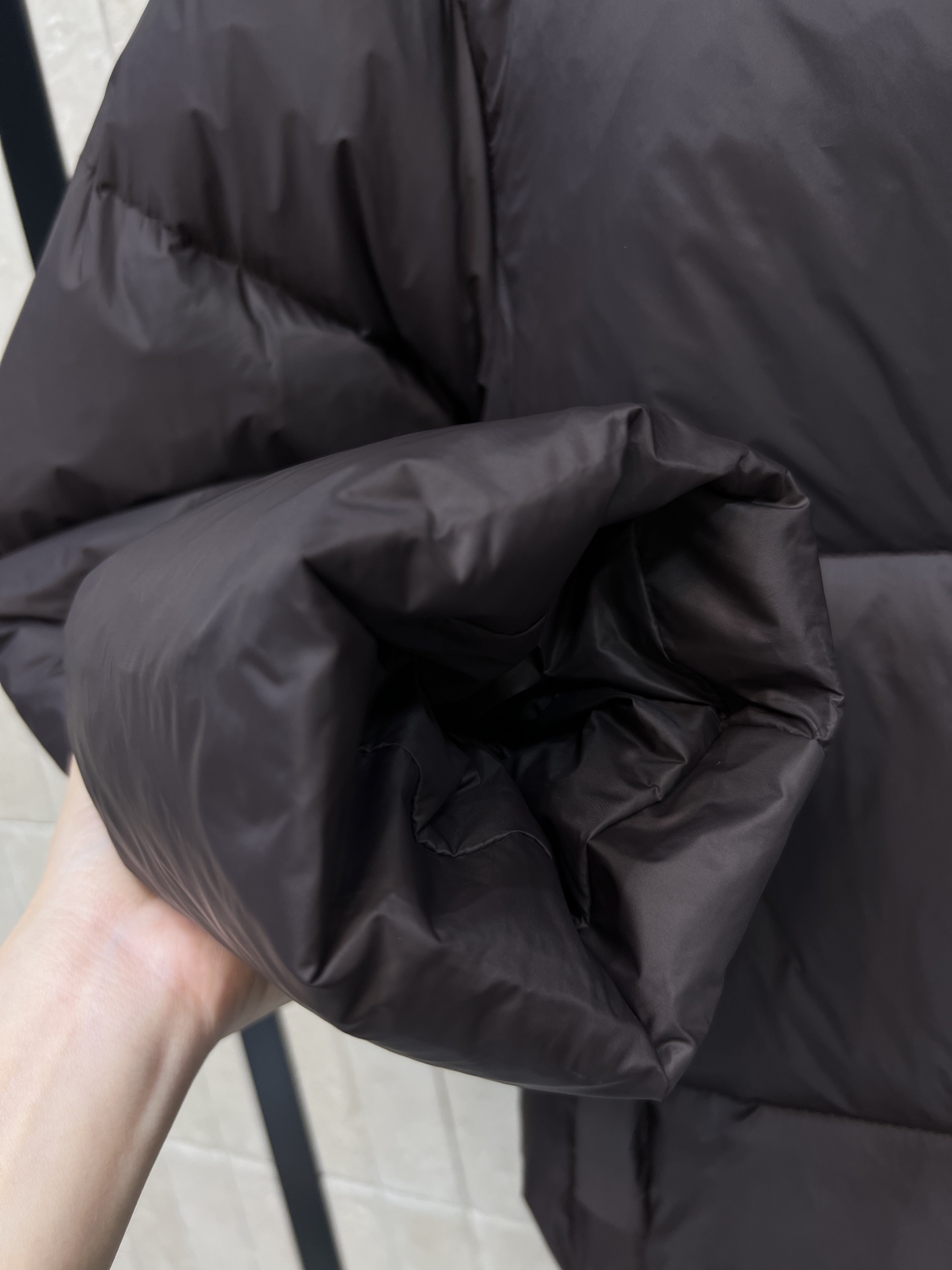 G家 26秋冬新款 立领短款面包羽绒服 简约立领设计 方块分格90羽绒填充饱满蓬松 锁绒均匀不易跑绒 胸口精致logo点