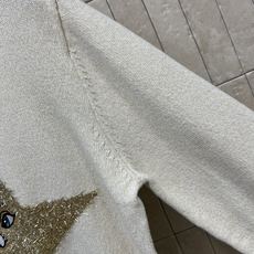D家 26秋冬新款 圆领针织长袖上衣 山羊绒针织面料 圆领基础版型 上身简约大方 衣身闪亮纱线星星提花 灵动俏皮 自带吸 D家 26秋冬新款 圆领针织长袖上衣 山羊绒针织面料 圆领基础版型 上身简约大方 衣身闪亮纱线星星提花 灵动俏皮 自带吸