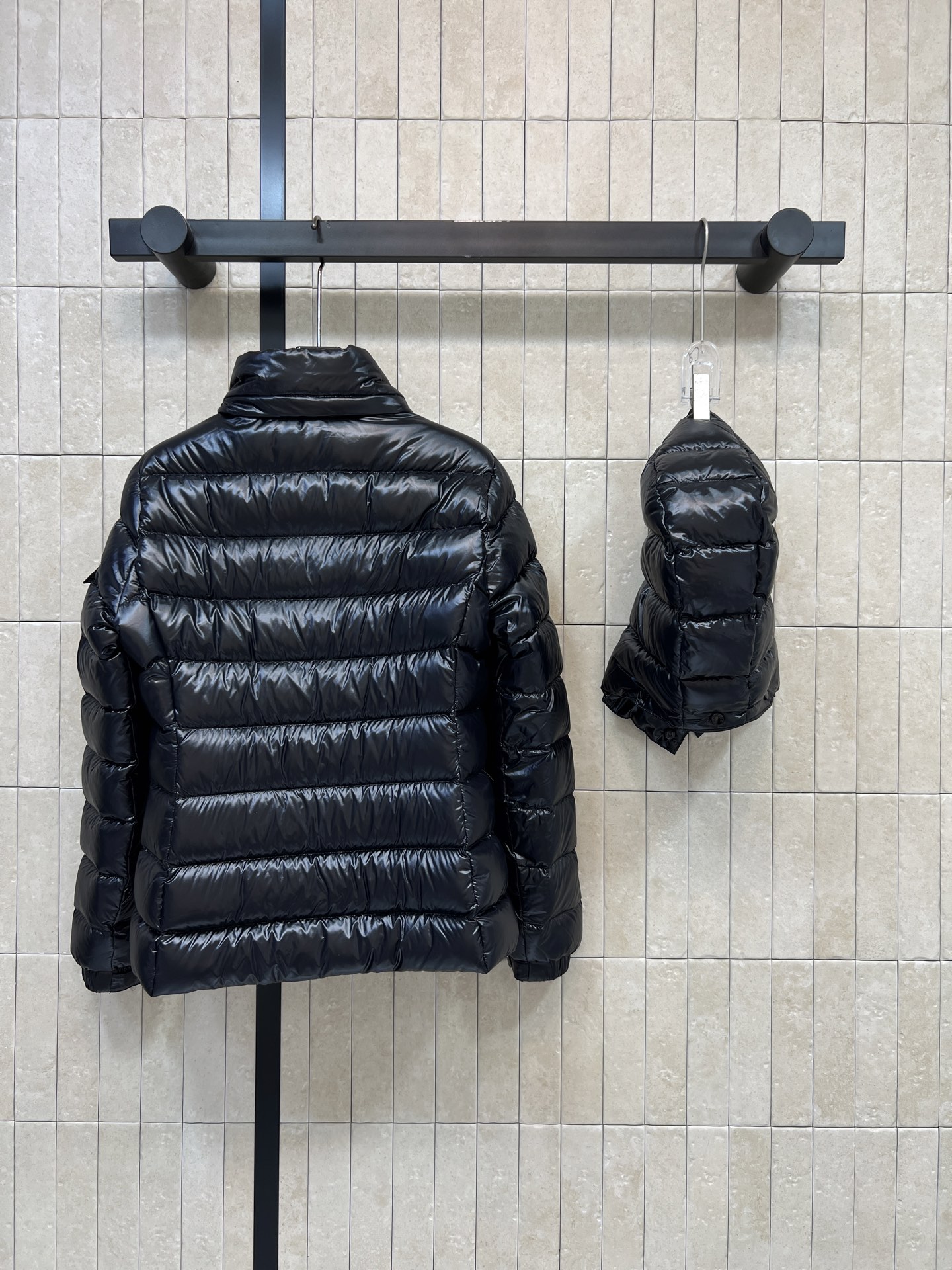 MO家 26秋冬新款 连帽亮面收腰羽绒服 帽子可拆卸 轻松切换连帽 立领两种造型 棉质面料分格90白鹅绒填充 饱满轻盈 