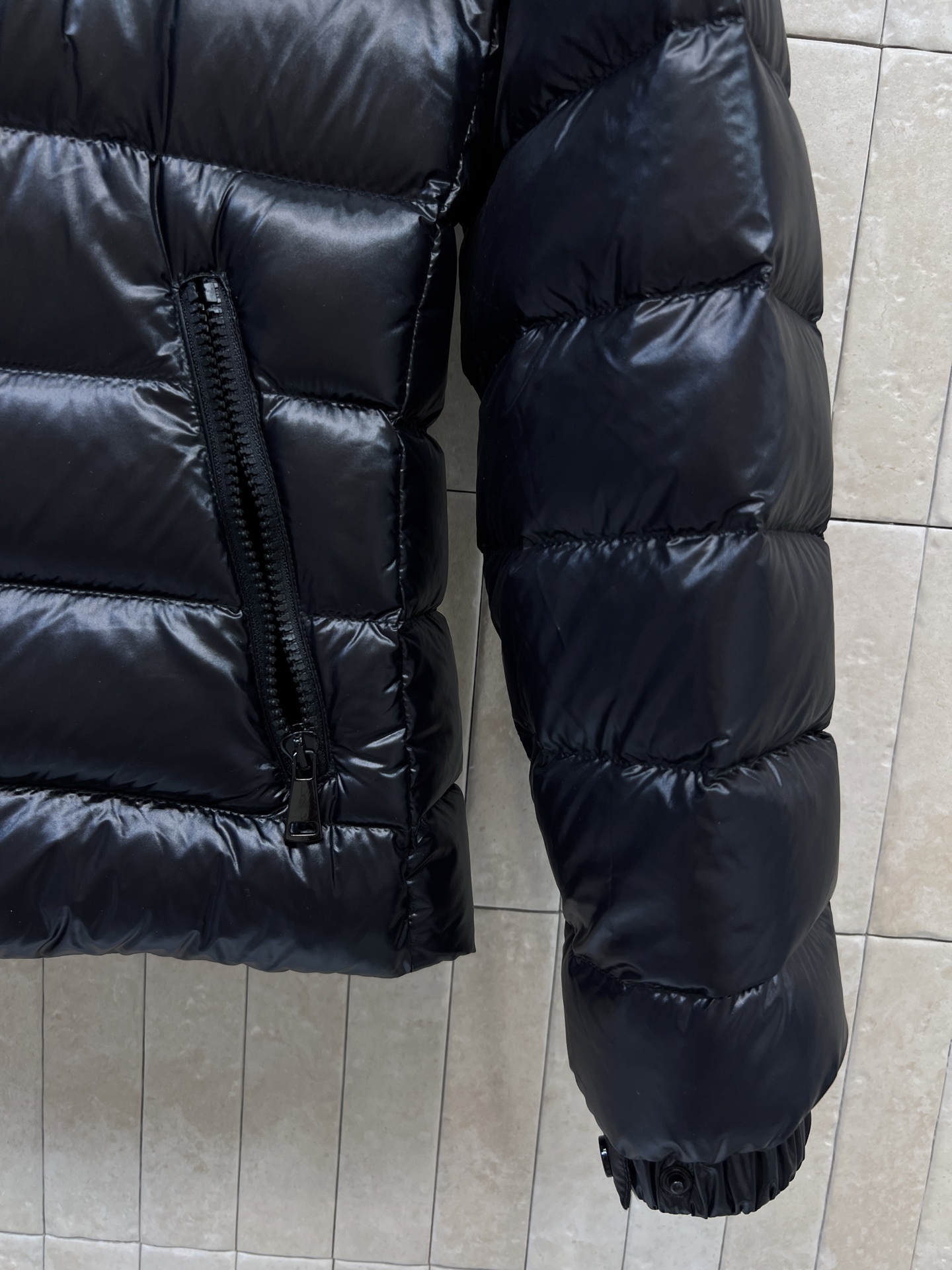 MO家 26秋冬新款 连帽亮面收腰羽绒服 帽子可拆卸 轻松切换连帽 立领两种造型 棉质面料分格90白鹅绒填充 饱满轻盈 