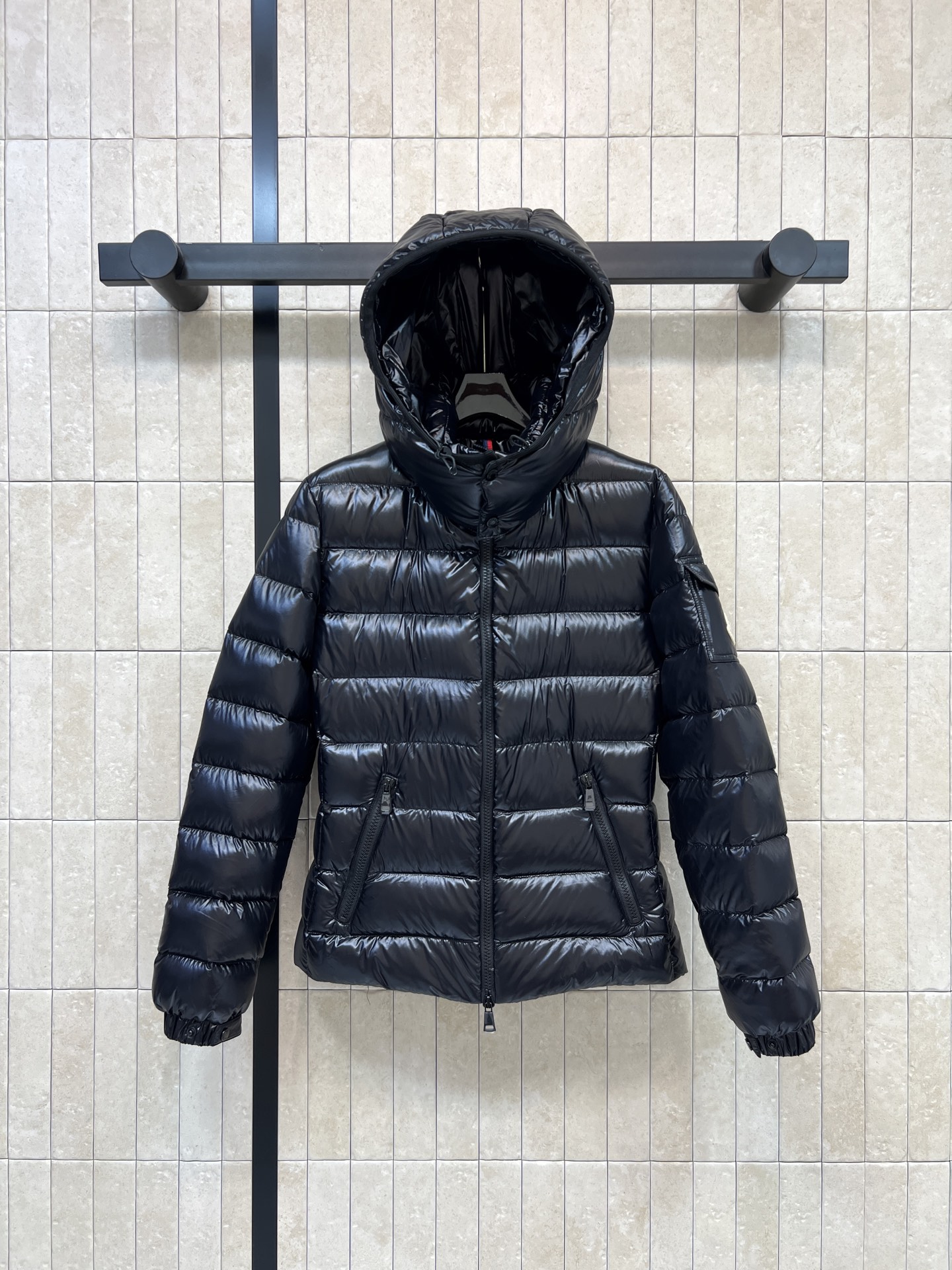 MO家 26秋冬新款 连帽亮面收腰羽绒服 帽子可拆卸 轻松切换连帽 立领两种造型 棉质面料分格90白鹅绒填充 饱满轻盈 