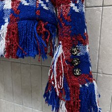 C家 26秋冬新款 撞色格纹流苏小香外套 红蓝白撞色粗花呢 羊毛混纺面料 肌理感饱满立体 搭配毛边流苏设计 门襟 口袋与 C家 26秋冬新款 撞色格纹流苏小香外套 红蓝白撞色粗花呢 羊毛混纺面料 肌理感饱满立体 搭配毛边流苏设计 门襟 口袋与