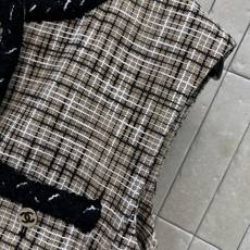 C家 26秋冬新款 格纹小香风马甲 格纹粗花呢棉质混纺面料 肌理感十足 圆领搭配撞色织带包边 门襟纽扣点缀 四个口袋层次 C家 26秋冬新款 格纹小香风马甲 格纹粗花呢棉质混纺面料 肌理感十足 圆领搭配撞色织带包边 门襟纽扣点缀 四个口袋层次