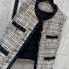 C家 26秋冬新款 格纹小香风马甲 格纹粗花呢棉质混纺面料 肌理感十足 圆领搭配撞色织带包边 门襟纽扣点缀 四个口袋层次 C家 26秋冬新款 格纹小香风马甲 格纹粗花呢棉质混纺面料 肌理感十足 圆领搭配撞色织带包边 门襟纽扣点缀 四个口袋层次