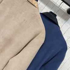 D家 26秋冬新款 双面穿夹克外套 一面暗纹提花面料 顺滑低调 一面毛绒内里 软糯亲肤保暖 立领拉链设计 松紧收口袖口下 D家 26秋冬新款 双面穿夹克外套 一面暗纹提花面料 顺滑低调 一面毛绒内里 软糯亲肤保暖 立领拉链设计 松紧收口袖口下