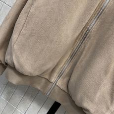 D家 26秋冬新款 双面穿夹克外套 一面暗纹提花面料 顺滑低调 一面毛绒内里 软糯亲肤保暖 立领拉链设计 松紧收口袖口下 D家 26秋冬新款 双面穿夹克外套 一面暗纹提花面料 顺滑低调 一面毛绒内里 软糯亲肤保暖 立领拉链设计 松紧收口袖口下