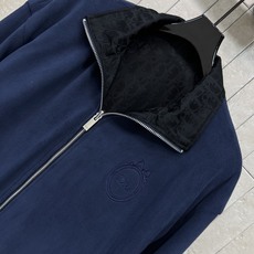 D家 26秋冬新款 双面穿夹克外套 一面暗纹提花面料 顺滑低调 一面毛绒内里 软糯亲肤保暖 立领拉链设计 松紧收口袖口下 D家 26秋冬新款 双面穿夹克外套 一面暗纹提花面料 顺滑低调 一面毛绒内里 软糯亲肤保暖 立领拉链设计 松紧收口袖口下