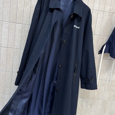 MIU家 26秋冬新款 藏青长款风衣 棉质面料挺括抗风 帽身抽绳设计 利落又有户外休闲感 帽型可拆卸 一衣两穿 实穿度高 MIU家 26秋冬新款 藏青长款风衣 棉质面料挺括抗风 帽身抽绳设计 利落又有户外休闲感 帽型可拆卸 一衣两穿 实穿度高