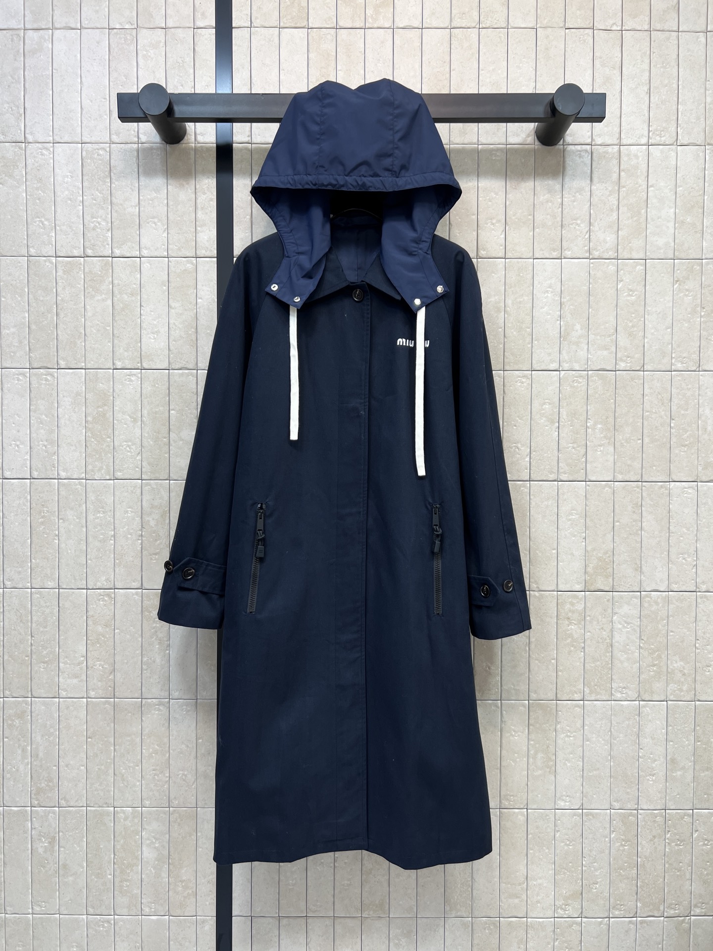 MIU家 26秋冬新款 藏青长款风衣 棉质面料挺括抗风 帽身抽绳设计 利落又有户外休闲感 帽型可拆卸 一衣两穿 实穿度高