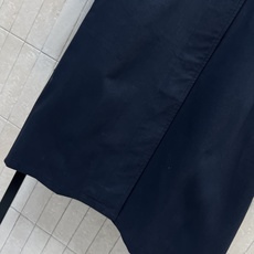 MIU家 26秋冬新款 藏青长款风衣 棉质面料挺括抗风 帽身抽绳设计 利落又有户外休闲感 帽型可拆卸 一衣两穿 实穿度高 MIU家 26秋冬新款 藏青长款风衣 棉质面料挺括抗风 帽身抽绳设计 利落又有户外休闲感 帽型可拆卸 一衣两穿 实穿度高