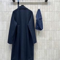 MIU家 26秋冬新款 藏青长款风衣 棉质面料挺括抗风 帽身抽绳设计 利落又有户外休闲感 帽型可拆卸 一衣两穿 实穿度高 MIU家 26秋冬新款 藏青长款风衣 棉质面料挺括抗风 帽身抽绳设计 利落又有户外休闲感 帽型可拆卸 一衣两穿 实穿度高