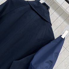 MIU家 26秋冬新款 藏青长款风衣 棉质面料挺括抗风 帽身抽绳设计 利落又有户外休闲感 帽型可拆卸 一衣两穿 实穿度高 MIU家 26秋冬新款 藏青长款风衣 棉质面料挺括抗风 帽身抽绳设计 利落又有户外休闲感 帽型可拆卸 一衣两穿 实穿度高