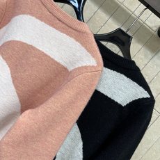 C家 26秋冬新款 V领针织开衫 羊毛针织面料 经典V领版型 修饰脖颈线条 胸前logo标识精致亮眼 口袋搭配撞色白边 C家 26秋冬新款 V领针织开衫 羊毛针织面料 经典V领版型 修饰脖颈线条 胸前logo标识精致亮眼 口袋搭配撞色白边
