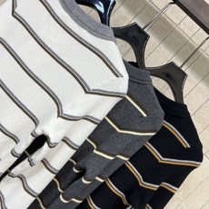 D家 26秋冬新款 撞色条纹针织上衣 羊毛针织面料 弹力在线 经典横条纹设计 圆领贴合颈部 胸前logo低调精致 袖口撞 D家 26秋冬新款 撞色条纹针织上衣 羊毛针织面料 弹力在线 经典横条纹设计 圆领贴合颈部 胸前logo低调精致 袖口撞