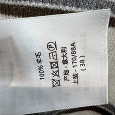D家 26秋冬新款 撞色条纹针织上衣 羊毛针织面料 弹力在线 经典横条纹设计 圆领贴合颈部 胸前logo低调精致 袖口撞 D家 26秋冬新款 撞色条纹针织上衣 羊毛针织面料 弹力在线 经典横条纹设计 圆领贴合颈部 胸前logo低调精致 袖口撞