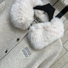 MIU家 26秋冬新款 毛领针织开衫外套 软糯羊毛坑条针织肌理,手感厚实保暖 可拆卸大毛领 温柔氛围感拉满 复古金属扣搭 MIU家 26秋冬新款 毛领针织开衫外套 软糯羊毛坑条针织肌理,手感厚实保暖 可拆卸大毛领 温柔氛围感拉满 复古金属扣搭