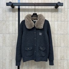 MIU家 26秋冬新款 毛领针织开衫外套 软糯羊毛坑条针织肌理,手感厚实保暖 可拆卸大毛领 温柔氛围感拉满 复古金属扣搭 MIU家 26秋冬新款 毛领针织开衫外套 软糯羊毛坑条针织肌理,手感厚实保暖 可拆卸大毛领 温柔氛围感拉满 复古金属扣搭