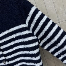 D家 26秋冬新款 藏青白条纹针织开衫 羊毛棉质混纺针织面料 触感软糯有肌理感 圆领搭配精致钮扣 两侧口袋点缀同色系纽扣 D家 26秋冬新款 藏青白条纹针织开衫 羊毛棉质混纺针织面料 触感软糯有肌理感 圆领搭配精致钮扣 两侧口袋点缀同色系纽扣