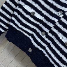 D家 26秋冬新款 藏青白条纹针织开衫 羊毛棉质混纺针织面料 触感软糯有肌理感 圆领搭配精致钮扣 两侧口袋点缀同色系纽扣 D家 26秋冬新款 藏青白条纹针织开衫 羊毛棉质混纺针织面料 触感软糯有肌理感 圆领搭配精致钮扣 两侧口袋点缀同色系纽扣