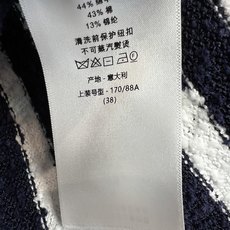 D家 26秋冬新款 藏青白条纹针织开衫 羊毛棉质混纺针织面料 触感软糯有肌理感 圆领搭配精致钮扣 两侧口袋点缀同色系纽扣 D家 26秋冬新款 藏青白条纹针织开衫 羊毛棉质混纺针织面料 触感软糯有肌理感 圆领搭配精致钮扣 两侧口袋点缀同色系纽扣
