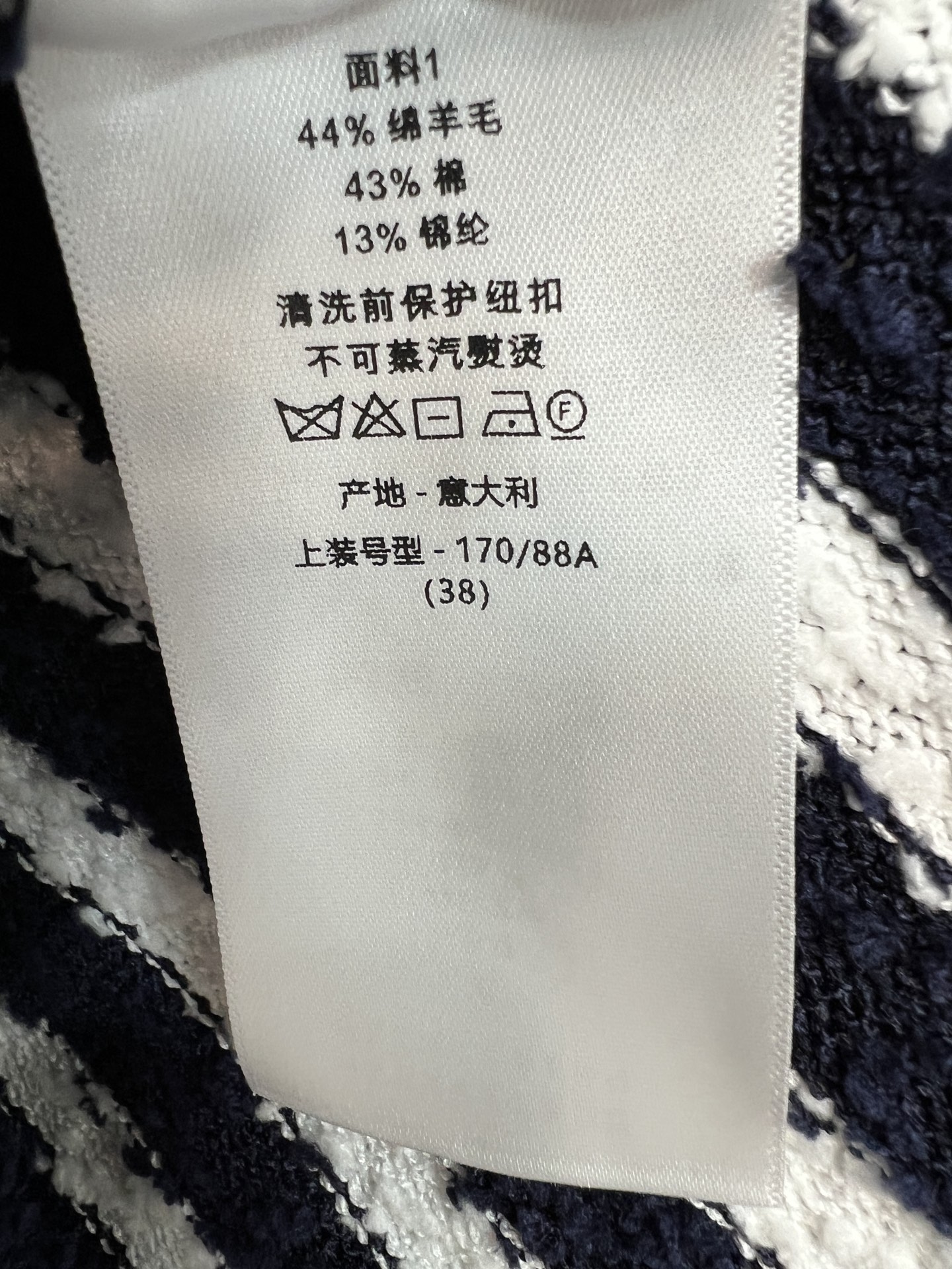 D家 26秋冬新款 藏青白条纹针织马甲 羊毛棉质混纺针织面料 自带独特肌理 质感软糯透气 简约U型领 修饰颈部线条 无袖 D家 26秋冬新款 藏青白条纹针织马甲 羊毛棉质混纺针织面料 自带独特肌理 质感软糯透气 简约U型领 修饰颈部线条 无袖
