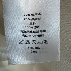 D家 26秋冬新款 蕾丝拼接西装外套 面料挺括含77羊毛 气质青果领设计 领口与下摆拼接精致蕾丝花边 柔化西装的利落感 D家 26秋冬新款 蕾丝拼接西装外套 面料挺括含77羊毛 气质青果领设计 领口与下摆拼接精致蕾丝花边 柔化西装的利落感